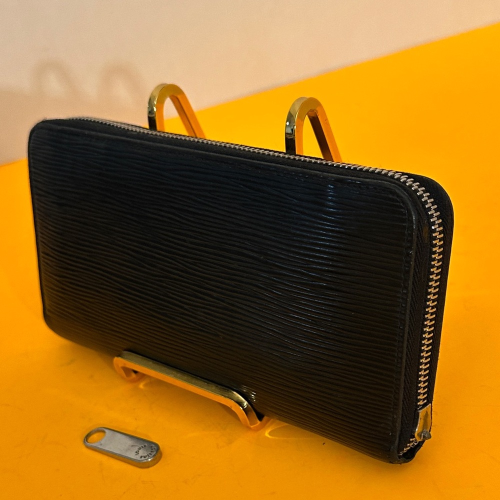Louis Vuitton Epi Black zipper round wallet - Picture 11 of 15